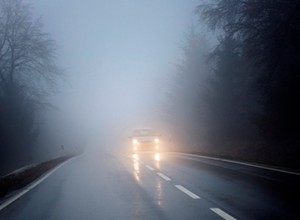 Jak jeździć we mgle? Prawidłowe światła i spokój są najważniejsze