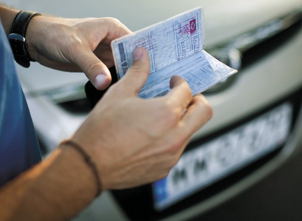 Kupiłeś samochód używany? Nie możesz zapomnieć o tej deklaracji. Kary za brak OC to przy tym nic