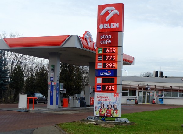 Cud na stacjach paliw w Polsce. Wzrosły VAT, akcyza, opłata paliwowa, a ceny bez zmian. Przypadek?