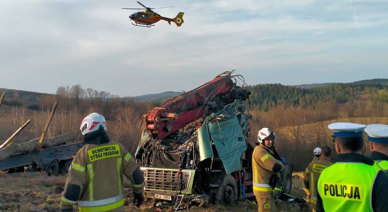 Ciężarówka z drewnem spadła ze skarpy na Podkarpaciu