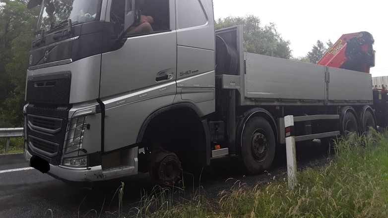 Jechał ciężarówką po autostradzie bez przedniego koła