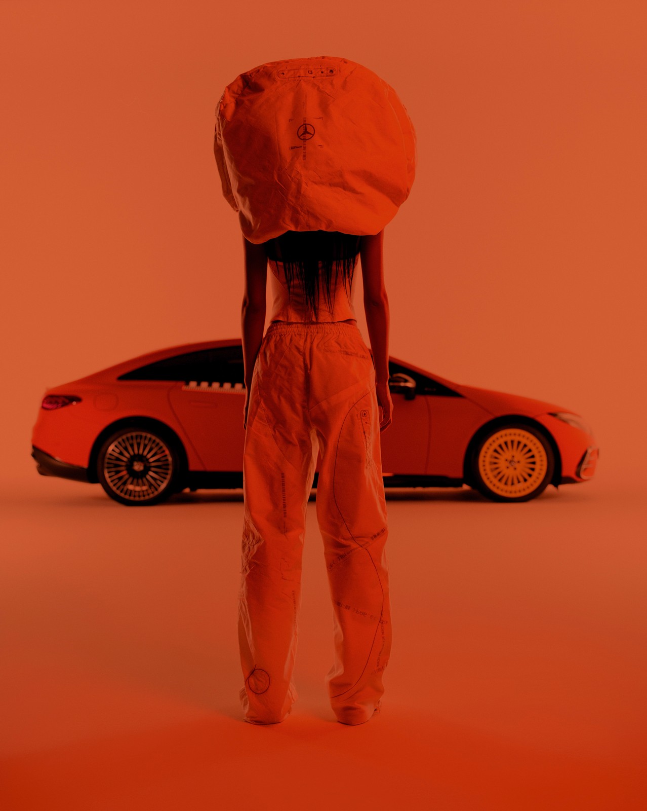 Ubrania stworzone z poduszek powietrznych