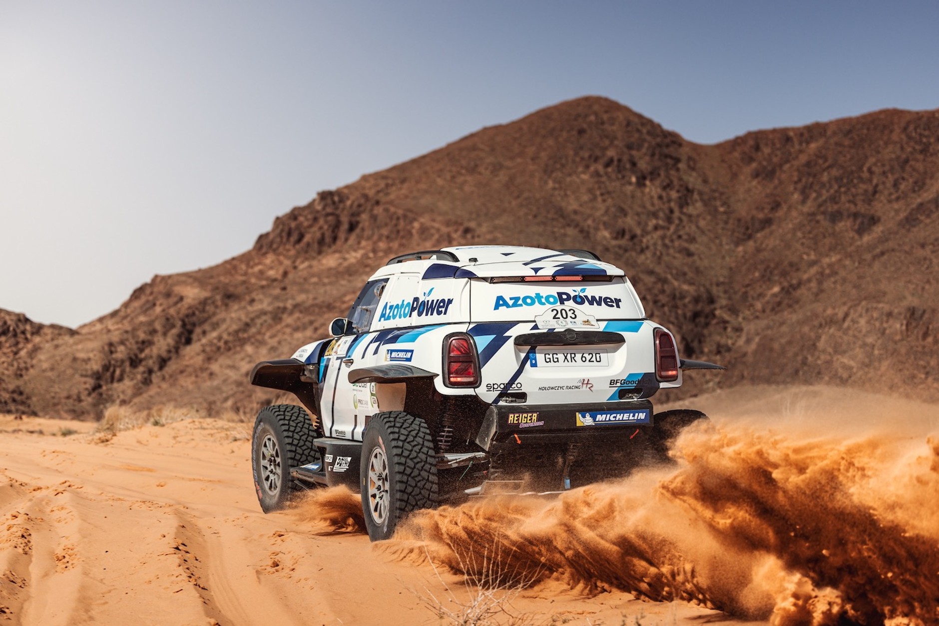 Hołowczyc i Kurzeja na drugim miejscu w rajdzie Saudi Baja 2023