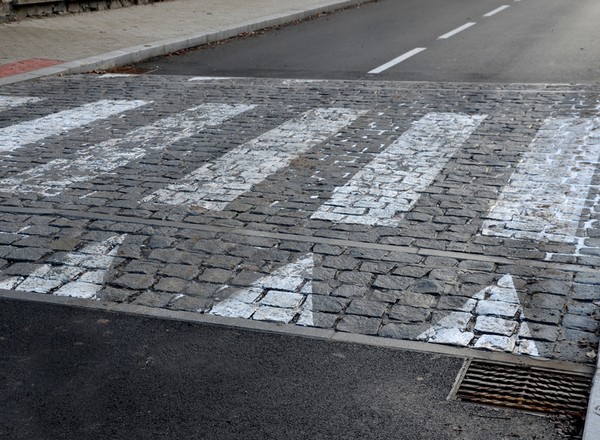 Czy po przejechaniu przez próg zwalniający można od razu przyspieszyć? Sprawdź, co mówią przepisy