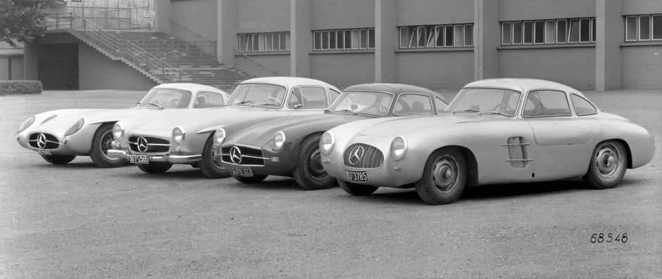 Cztery Mercedesy 300 SL. Od lewej: 300 SLR Uhlenhaut Coupe (W 196 S; 1955 r.), drogowy 300 SL (W 198 I, "Gullwing"; 1954 r.), prototyp wyścigowego 300 SL (W 194; 1953 r.) i wyścigowy 300 SL (W 194; 1952 r.).