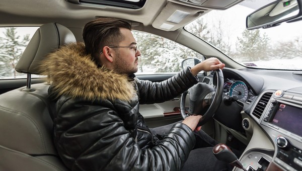 Prowadzenie samochodu w kurtce zimowej