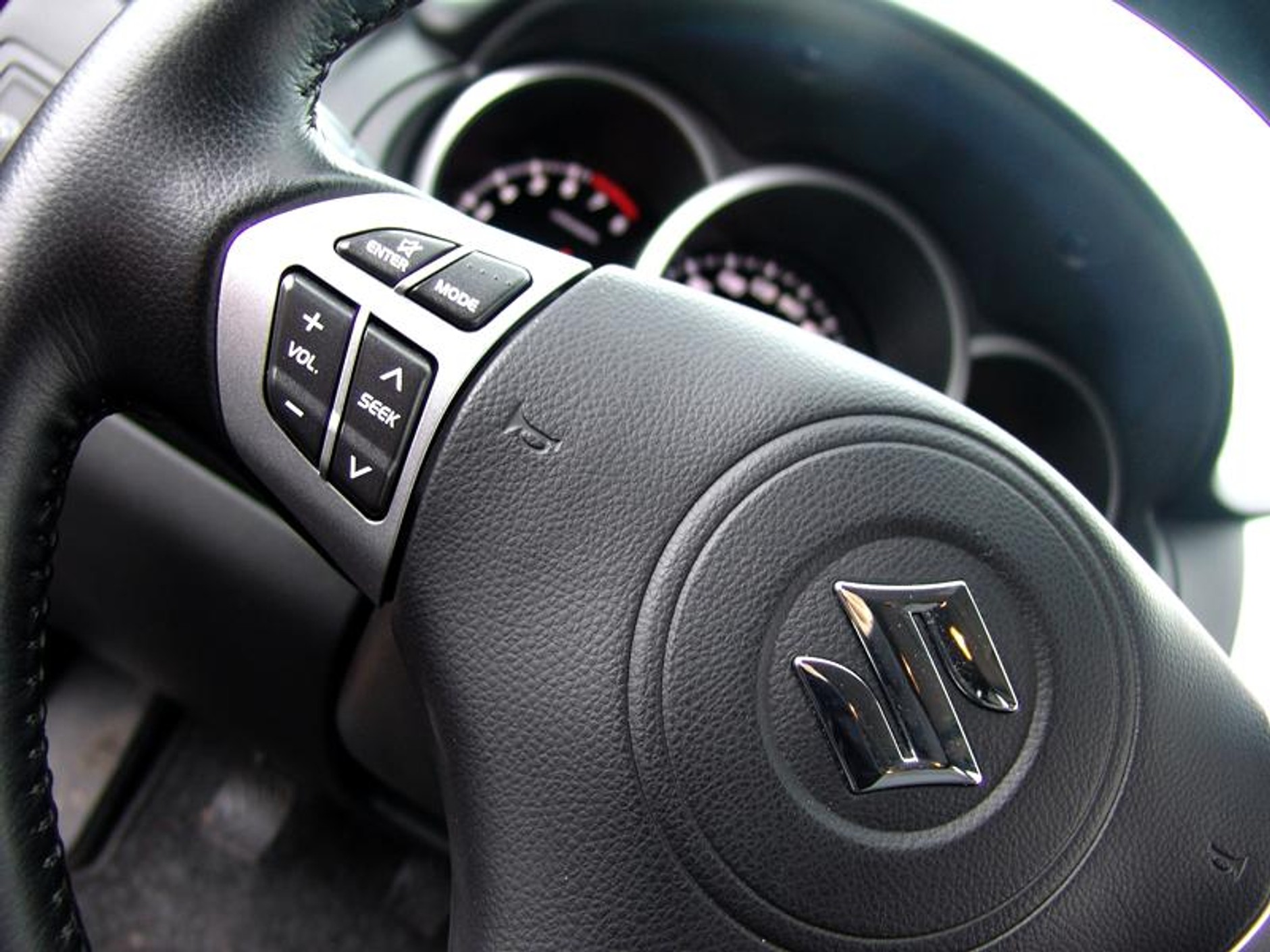 Suzuki Grand Vitara 2.0i DX 5d: terenowy atleta