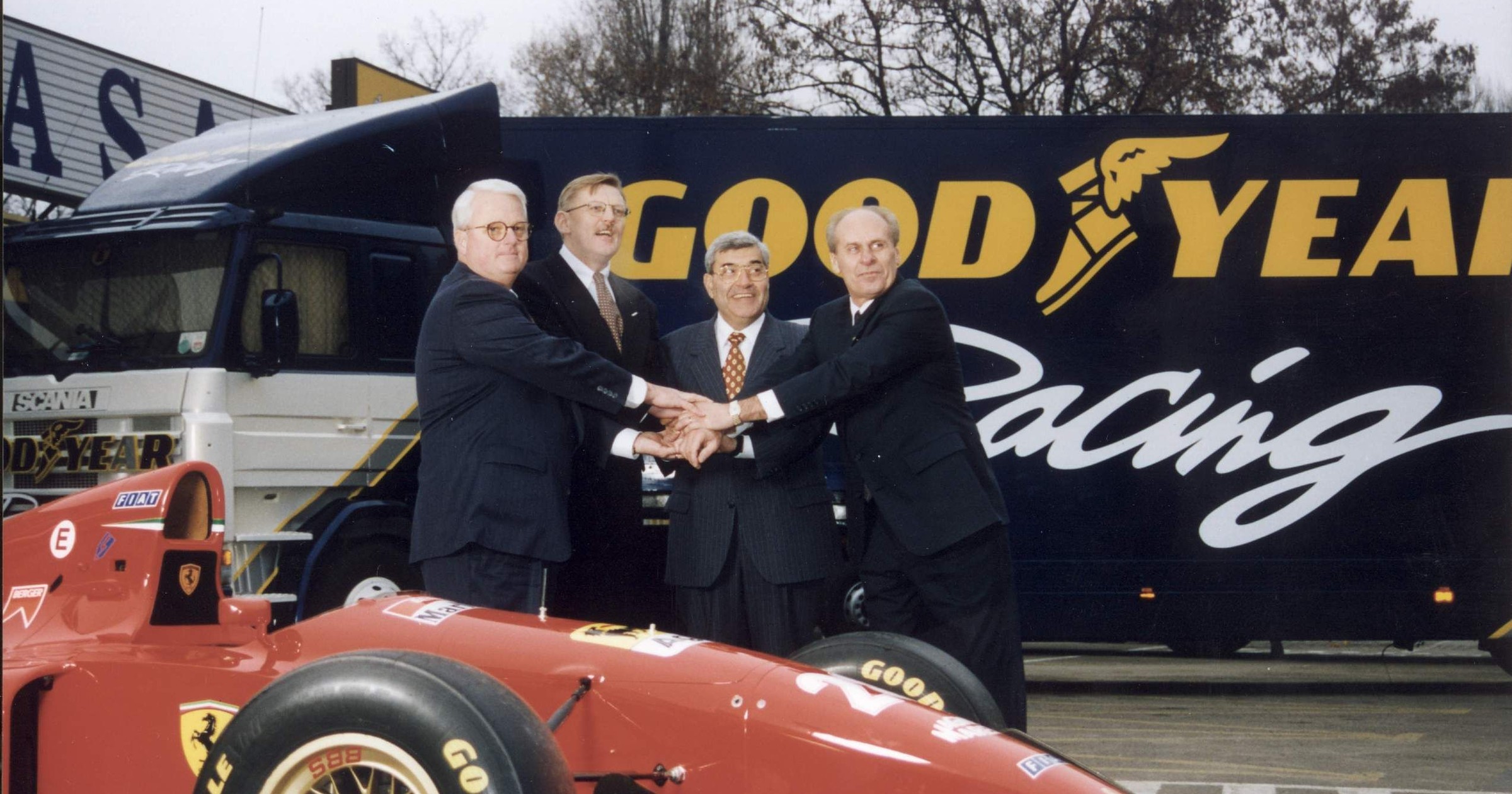 Goodyear i Dębica rozpoczynają współpracę. Od lewej Wiliam J. Sharp, Zdzisław Chabowski, Sylvain G. Valensi, Lowell Dunckel, fot. z 3 grudnia 1995 r.