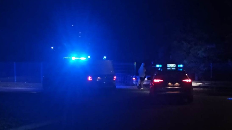 Pijany kierowca uciekał przed policją. Jazdę zakończył na ogrodzeniu