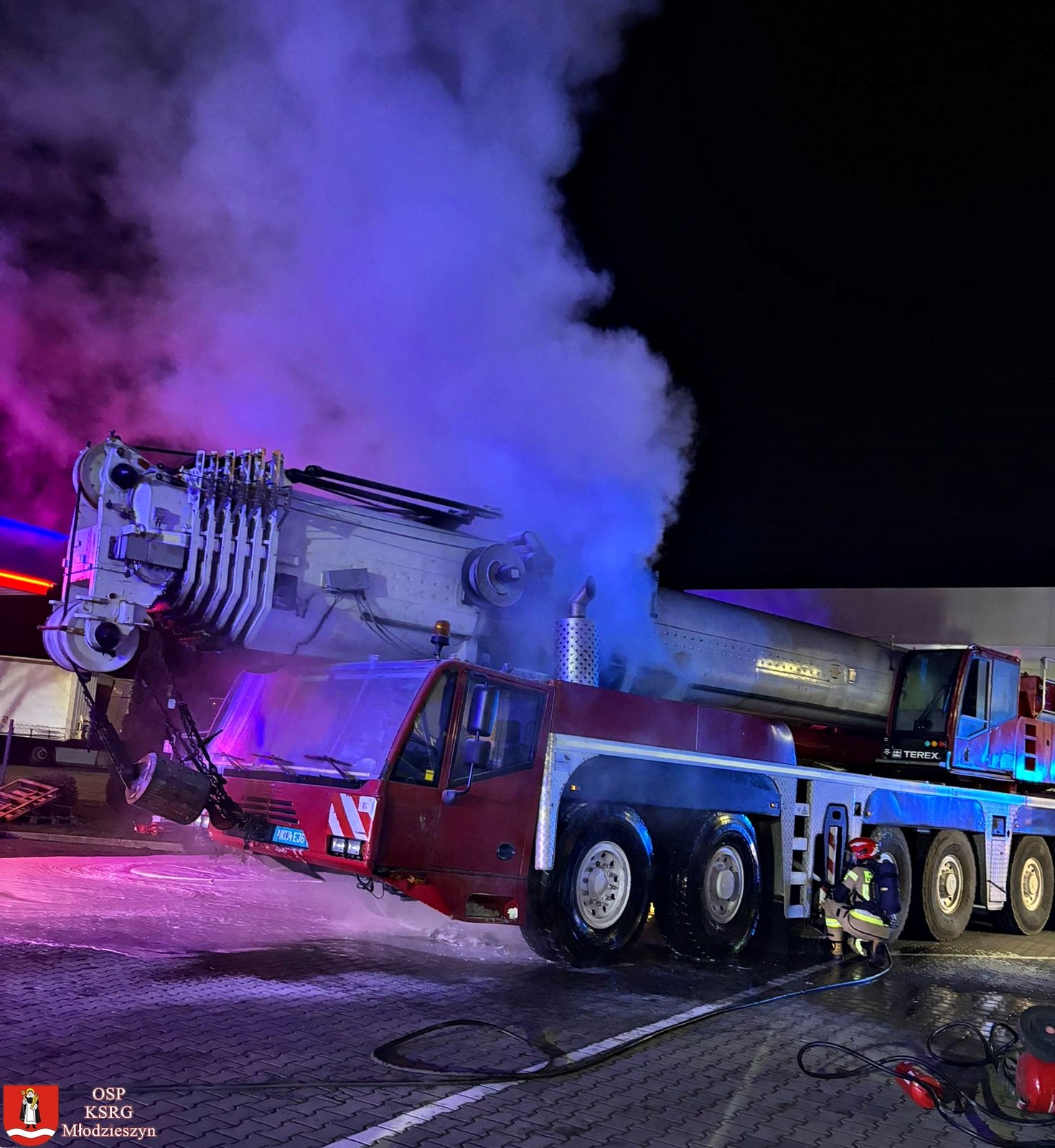 Pożar samojezdnego dźwigu na stacji paliw w Janowie