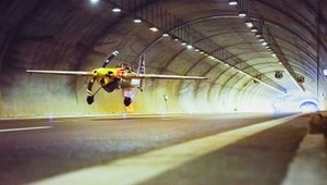 Przeleciał samolotem przez tunel na autostradzie [Nagranie]