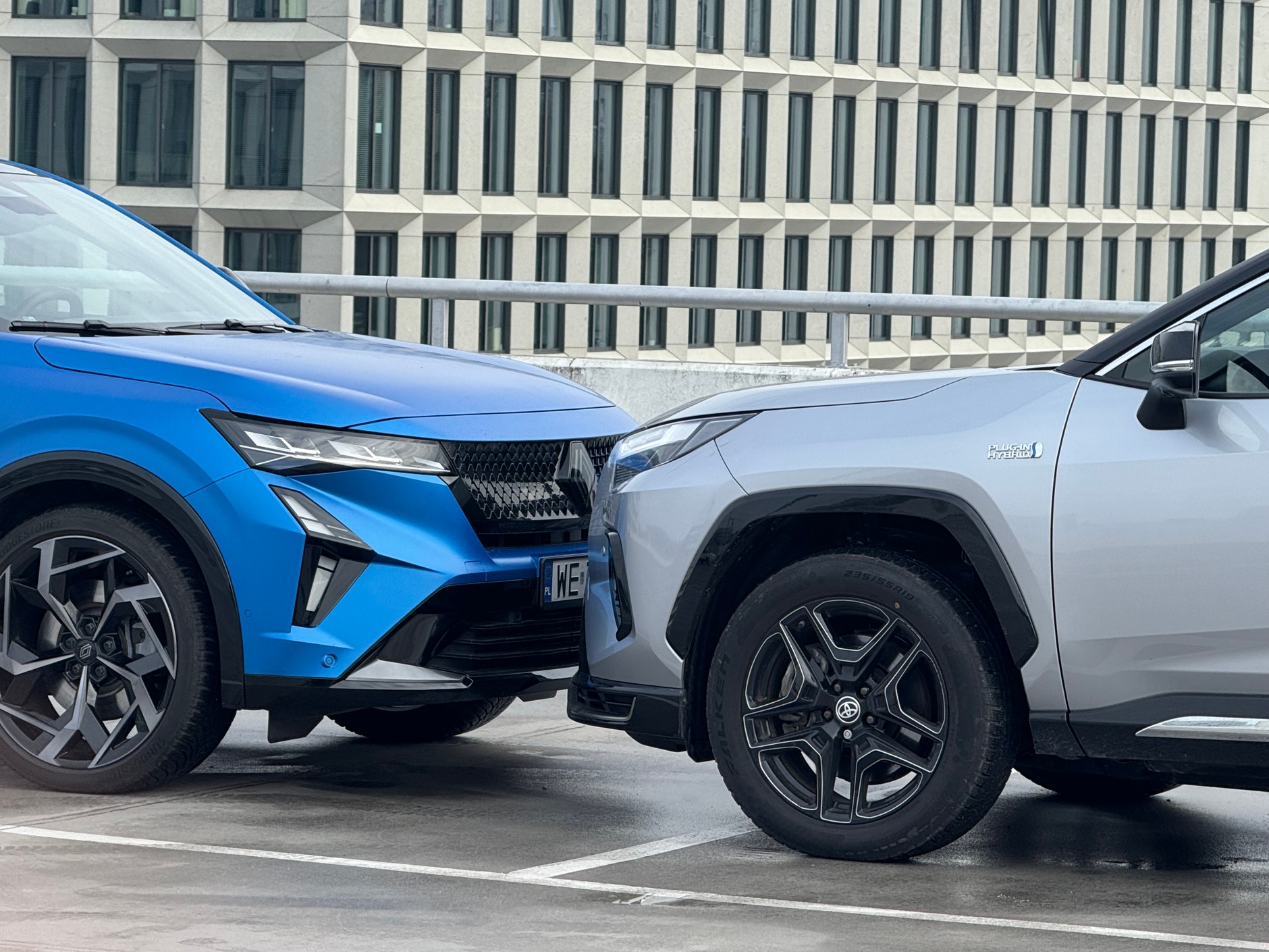 Toyota RAV4 Plug-in GR Sport vs Renault Rafale Atelier Alpine 4e-Tech 4x4 300