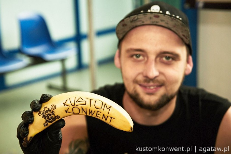 Kustom Konwent - tatuowanie banana