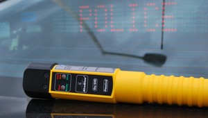 Pijany nastolatek wjechał w radiowóz. Jechał z otwartą klapą bagażnika i przebitą oponą