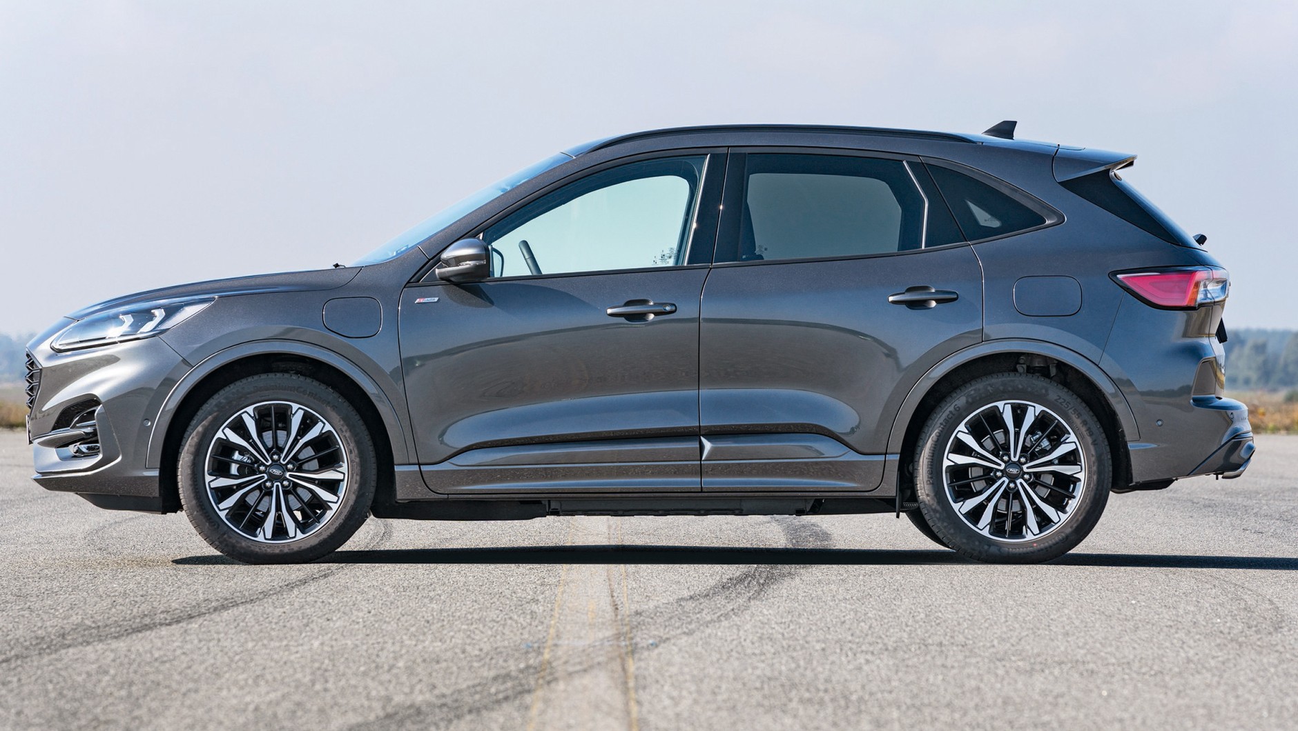 Ford Kuga (2022, III) - także tutaj widoczność podczas manewrowania jest umiarkowana. Za to w kabinie jest znacznie więcej miejsca.
