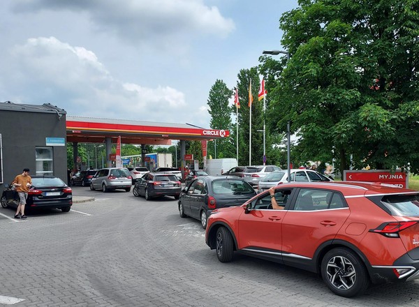 Dzisiaj na 400 stacjach ceny paliw spadną o 50 gr. Ta promocja poprzedza akcję rabatową