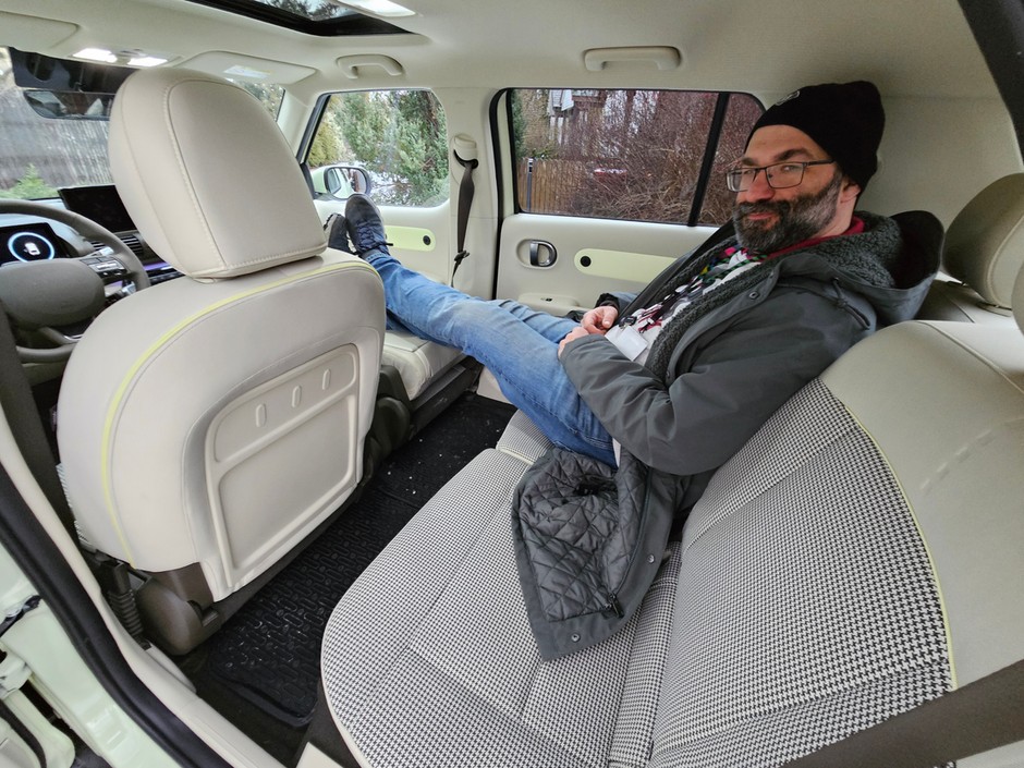 Hyundai Inster: przestronność wnętrza zaskakuje. Pasażer tylnej kanapy ma ponad 185 cm wzrostu!