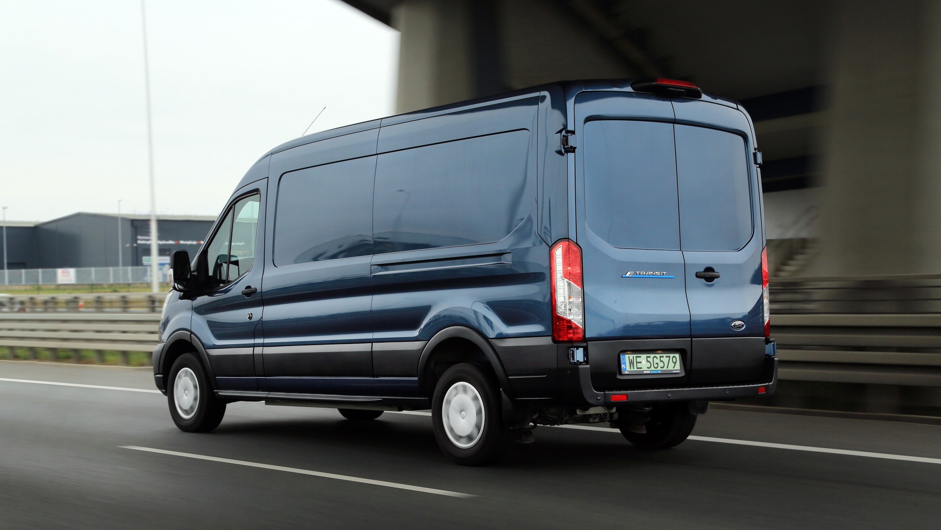 Ford E-Transit Van to auto przewidziane dla konkretnego odbiorcy o specyficznym sposobie użytkowania, np. firm kurierskich i pocztowych, ekip remontowych czy piekarni.