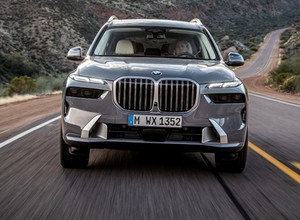 Jeździliśmy nowym BMW X7 – co zmieniło się w mega-SUV-ie po liftingu?