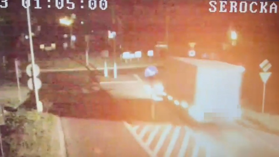 Rozpędzoną ciężarówką przejechał przez środek ronda