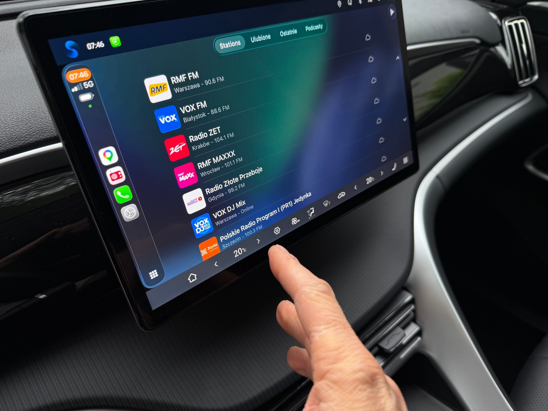 BYD Sealion 5: ekran aplikacji CarPlay  nie przykrywa skrótów do często używanych funkcji. Niby mała rzecz, ale w wielu chińskich samochodach nie dało się tak zrobić