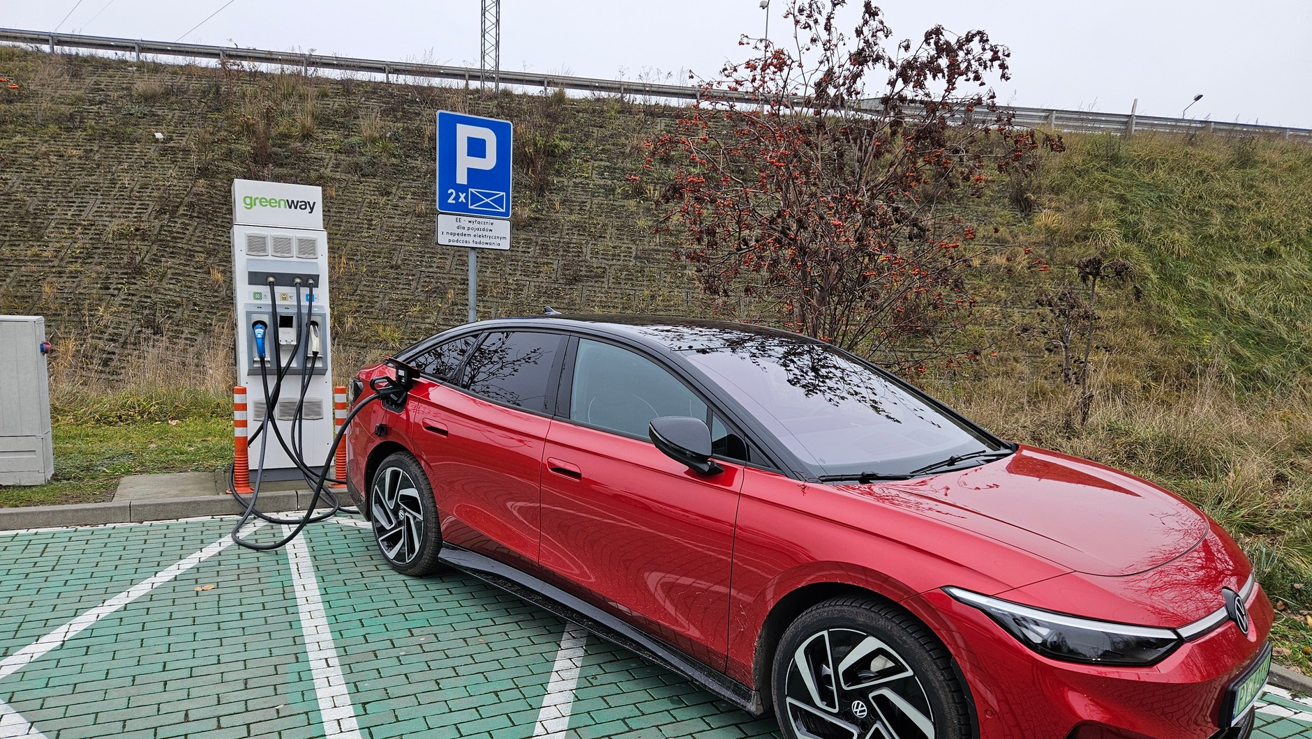 Auta elektryczne, choć w wielu krajach ich sprzedaż jest wspomagana na różne sposoby, nie sprzedają się tak dobrze, jak chciałaby Komisja Europejska