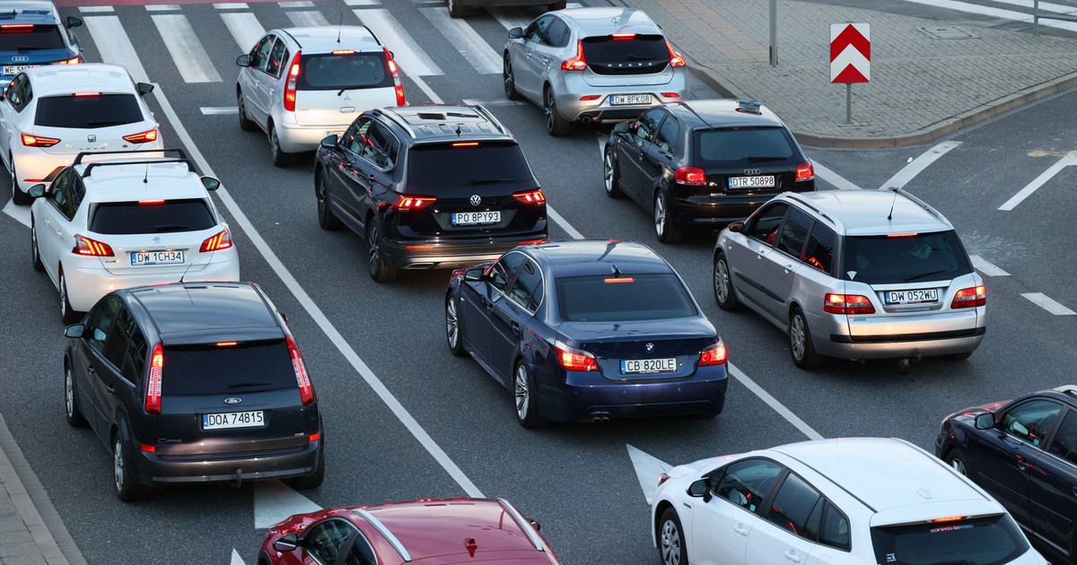 Samochody spalinowe stojące w korku w mieście