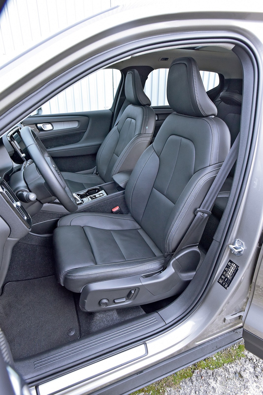 Fotele z wydłużanym siedziskiem. Pochylone zagłówki mogą niektórym przeszkadzać