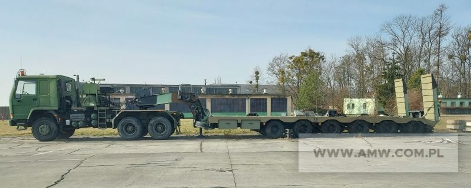 Wojskowe Volvo FL12 z naczepą Lohr