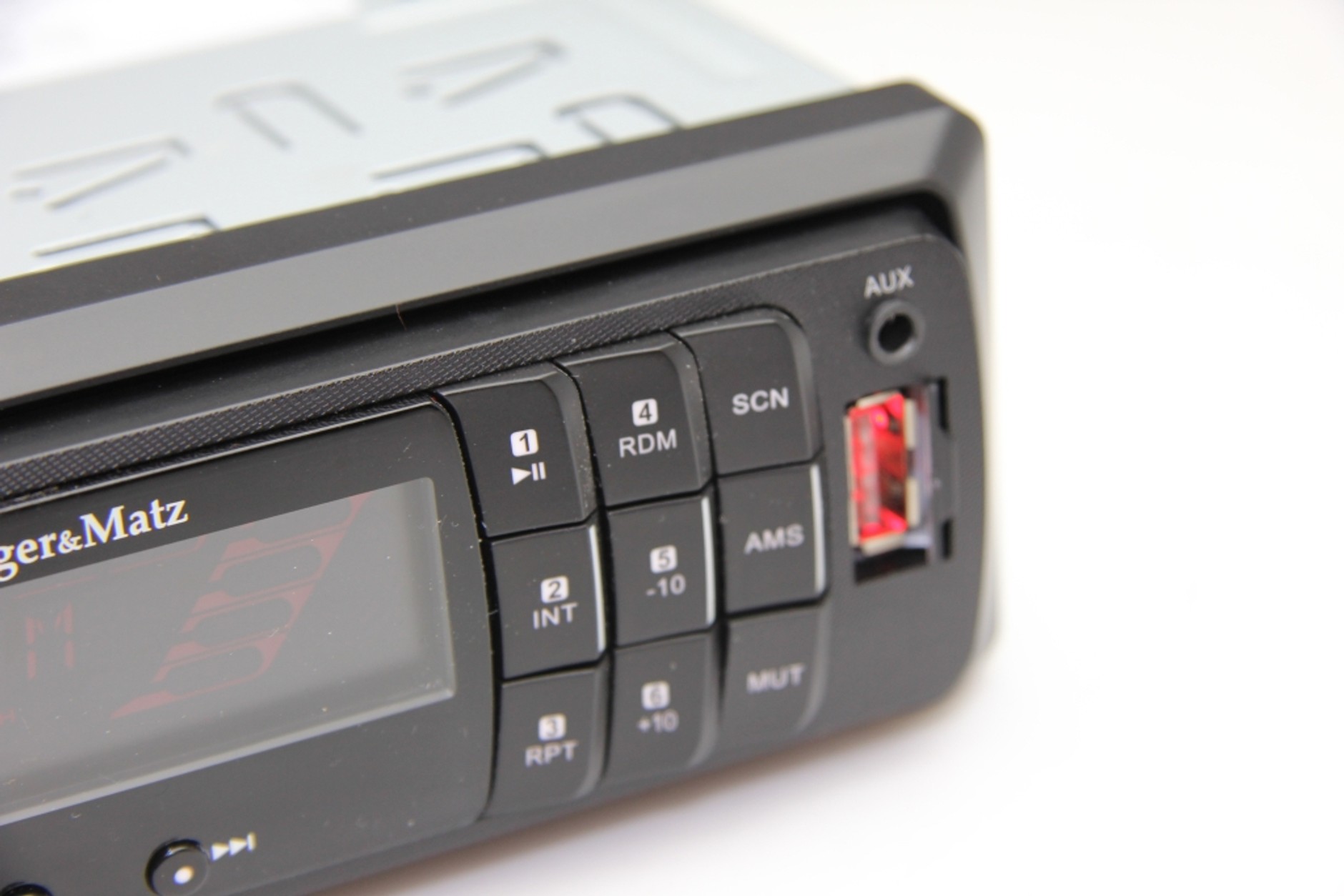 Cieszy, że w Kruger&amp;Matz KM0102 można wykorzystać dwa nośniki: karty pamięci SDHC i pendrive USB. Niestety urządzenie nie rozpoznaje iPoda.