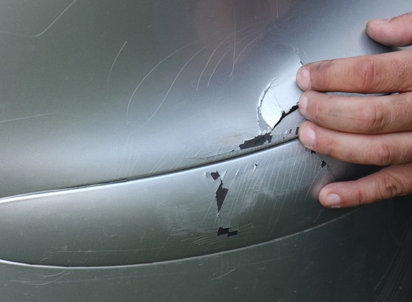 Metoda na stłuczkę. Uważaj na oszustów, gdy jedziesz na zakupy
