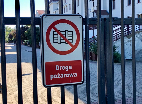 Kierowcy parkują na drogach pożarowych. Ryzyko mandatu to najmniejszy problem