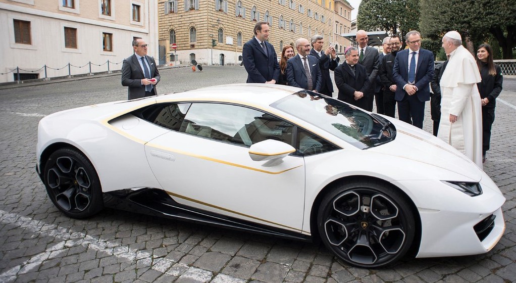 Papież sprzedał swoje Lamborghini za 3 miliony złotych