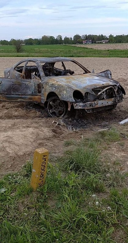 Bracia kręcili „bączki” do momentu aż Mercedes się spalił