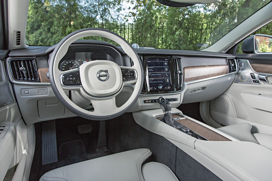 Mercedes E 220d vs Jaguar XF 2.0 vs Volvo S90 D4