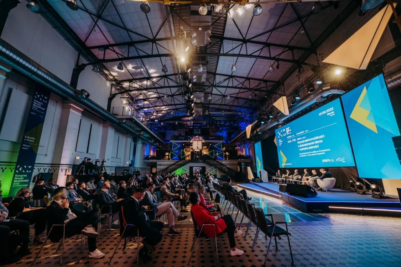 Kongres Nowej Mobilności w tym roku przyciągnie 5000 uczestników, 200 zaangażowanych partnerów i 150 wystawców, oferując wyjątkową okazję do zapoznania się z najnowszymi technologiami i rozwiązaniami w zakresie elektromobilności.