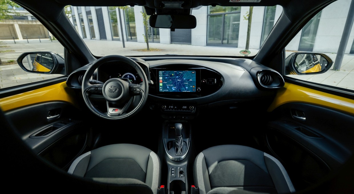 Polacy kupują nową hybrydową Toyotę w ciemno. Podali liczby. I nowe ceny