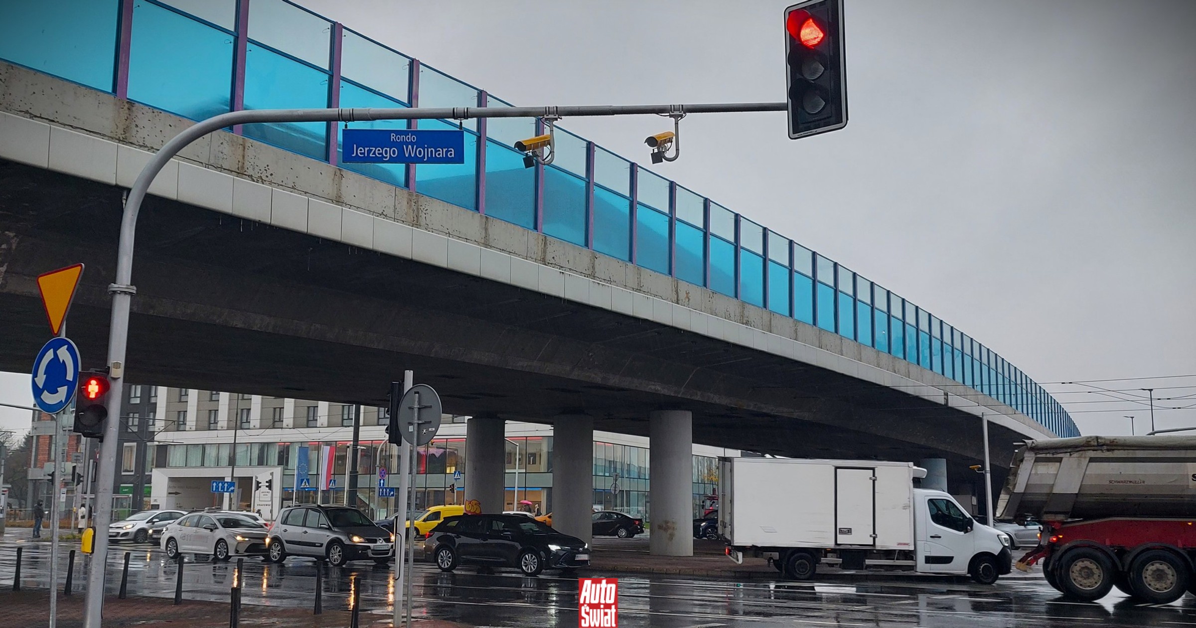 Czy kamera rozpozna, że możesz jechać na zielonej strzałce? Tak działają systemy RedLight