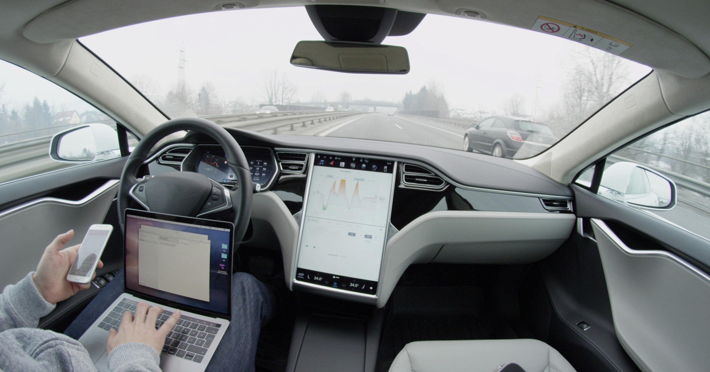 Tesla autopilot - zdjęcie ilustracyjne