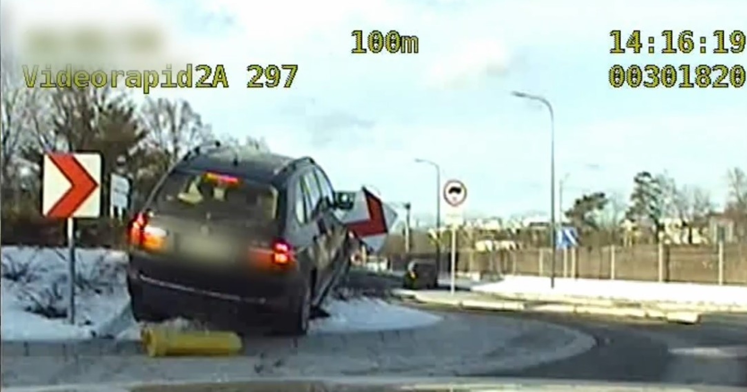 Kierowca BMW próbował "przeciąć" rondo na wprost