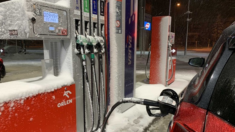 Tankowanie samochodu zimą