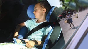 Upał, zaparkowane i zamknięte auto, a w środku dziecko lub zwierzę. Czym to grozi?