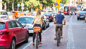 Rowerzyści używają gestów, które będą przydatne dla kierowców. Tak zrozumieją, jakie mają zamiary