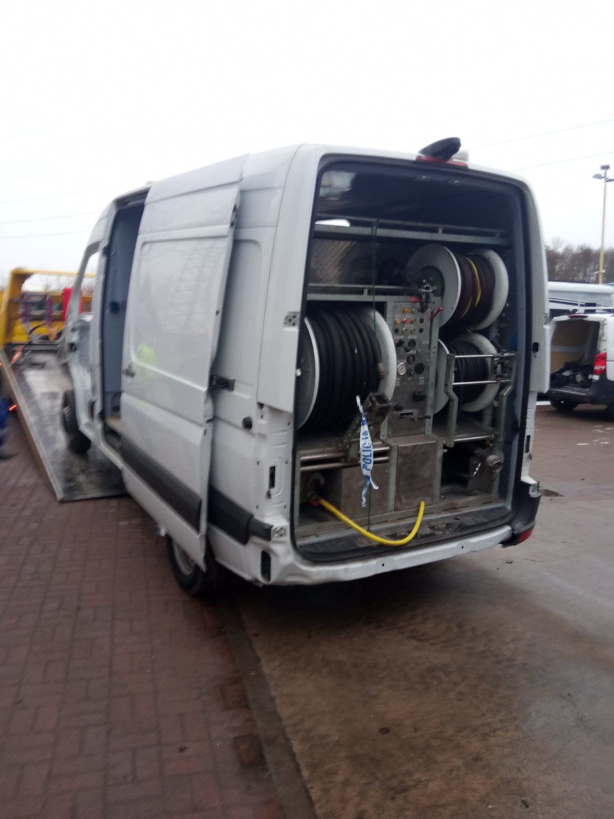 Grupa "Kobra" zlikwidowała "dziuplę". Części leżały prawie jak na półkach w sklepie