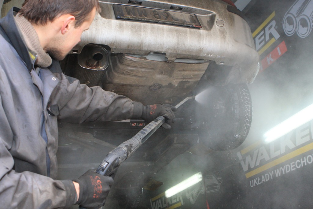 Czas zmyć z auta pozostałości po zimie