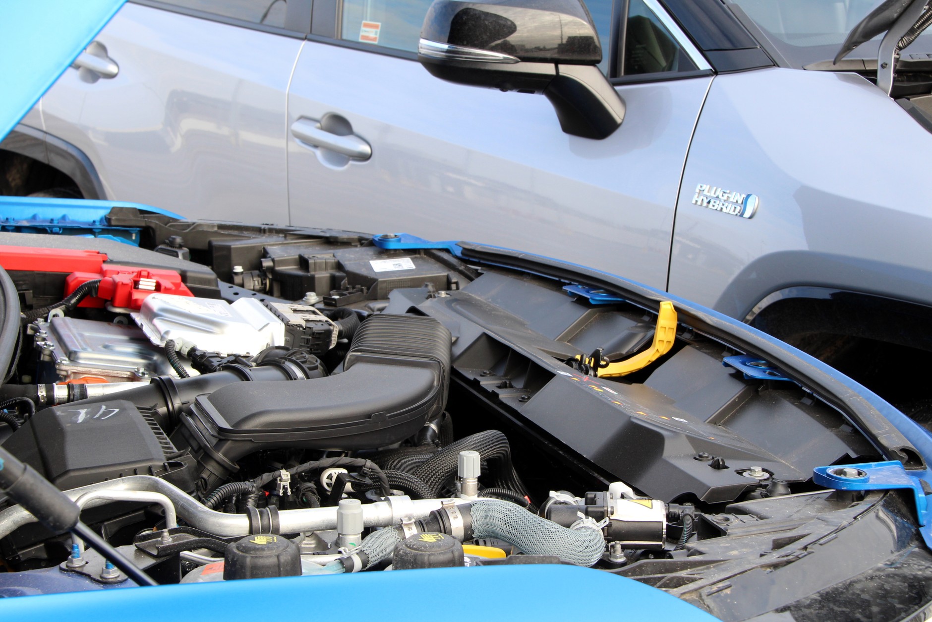 Renault Rafale E-Tech 4x4 300 ma moc systemową 300 KM; Toyota RAV4 Plug-In Hybrid ma moc systemową 306 KM