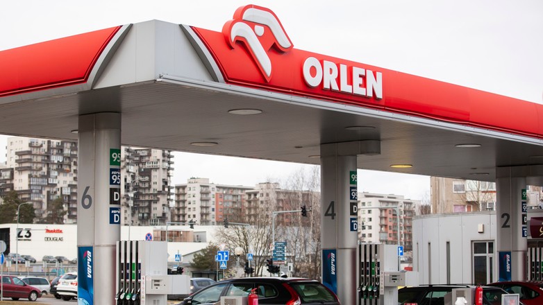 Z powodu obniżonych cen na stacjach Orlen pojawia się wielu kierowców. Zdjęcie ilustracyjne
