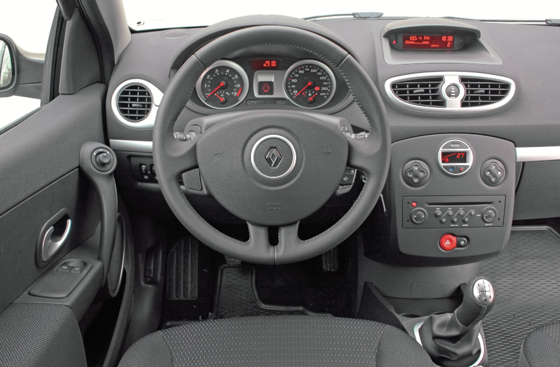 Jak na auto sprzed niemal 20 lat Clio III może pochwalić się niezłymi materiałami. Uwaga na drobne usterki elektryki