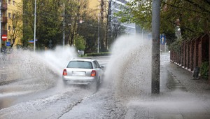 Uwaga na wodę na drodze! Zassanie wody przez silnik może kosztować cię fortunę