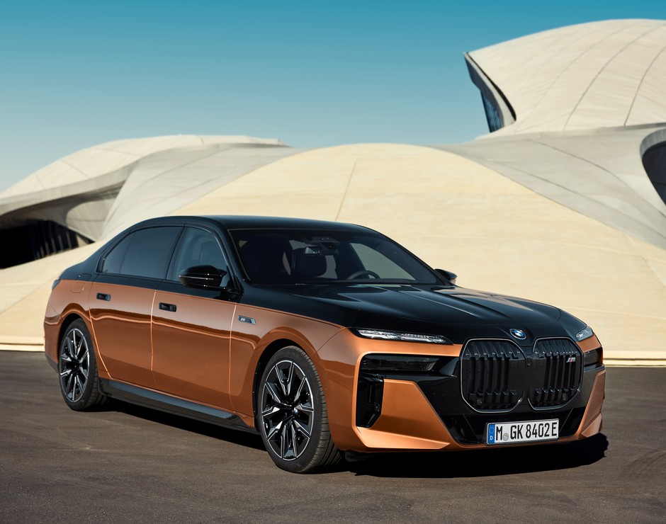 BMW i7 M70
